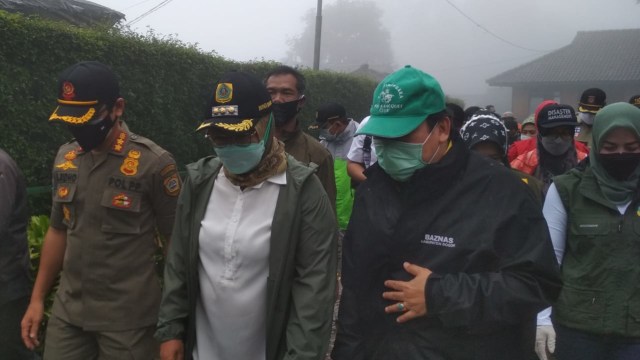 Ketua Kwarcab Bogor (kiri) yang juga Kasatpol PP Kabupaten Bogor bersama Bupati Bogor (tengah) mengunjungi Pondokan Gunung Mas. (Kominfo Kwarcab Bogor)