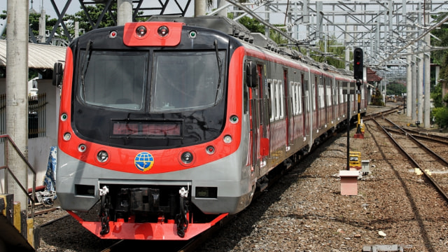 Kereta rel listrik (KRL) Yogyakarta-Solo melakukan uji coba terbatas perdana di Stasiun Tugu, Yogyakarta, Rabu (20/1). Foto: Andreas Fitri Atmoko/ANTARA FOTO