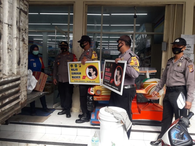 Penyebaran corona di Kabupaten Indramayu, Jawa Barat semakin mengkhawatirkan. 28 Kecamatan berstatus zona merah. Polsek Lelea, Kabupaten Indramayu melakukan sosialisasi kepada masyarakat terkait penyebaran corona di Kabupaten Indramayu, Rabu (20/01/2021).  (Tomi Indra)