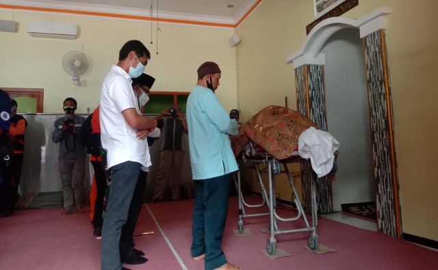 Wali Kota Malang, Sutiaji, saat melakukan salat jenasah.