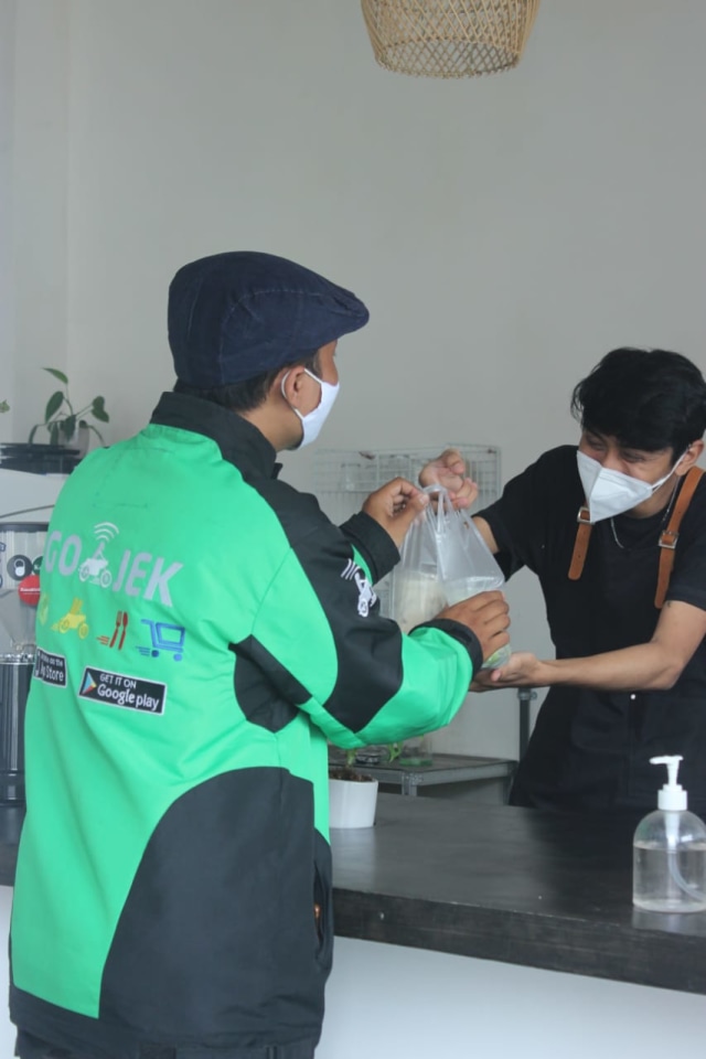 Barista Palka Headquarters sedang melayani pesanan online dari Go-Jek sebagai mitra usahanya dalam menjalankan bisnis online coffee shop.