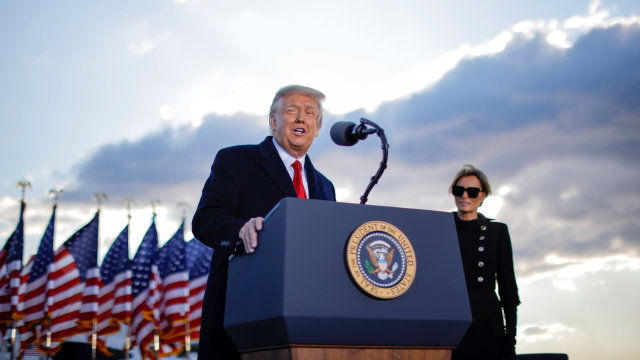 Presiden AS Donald Trump berbicara saat akan berangkat dari Joint Base Andrews, Maryland, AS, Rabu (20/1). Foto: Carlos Barria/REUTERS