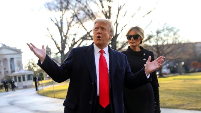 Presiden AS Donald Trump dan ibu negara Melania Trump meninggalkan Gedung Putih menjelang pelantikan presiden terpilih Joe Biden, di Washington, AS, Rabu (20/1). Foto: Leah Millis/REUTERS