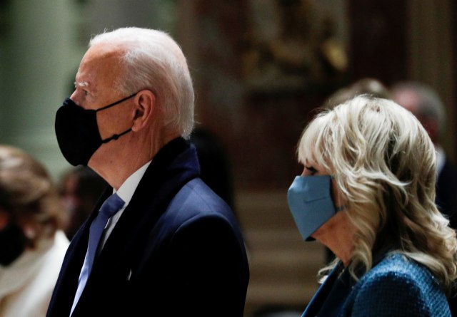 Presiden terpilih Joe Biden dan istrinya Jill Biden menghadiri kebaktian gereja sebelum pelantikan, di Gereja Katolik St.Matthews di Washington, AS, Rabu (20/1). Foto: Tom Brenner/REUTERS