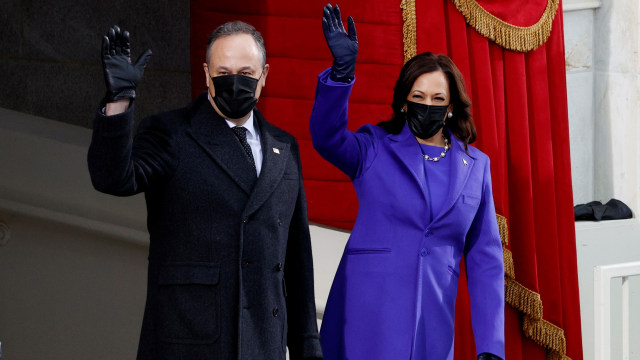 Wakil Presiden terpilih Kamala Harris dan suaminya Doug Emhoff tiba di peron saat pelantikan Joe Biden sebagai Presiden ke-46 Amerika Serikat di Front Barat Capitol AS di Washington, Rabu (20/1). Foto: REUTERS