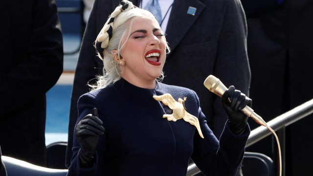 Lady Gaga saat menyanyikan Lagu Kebangsaan saat pelantikan Joe Biden sebagai Presiden ke-46 Amerika Serikat di Front Barat Capitol AS di Washington, AS, Rabu (20/1). Foto: REUTERS