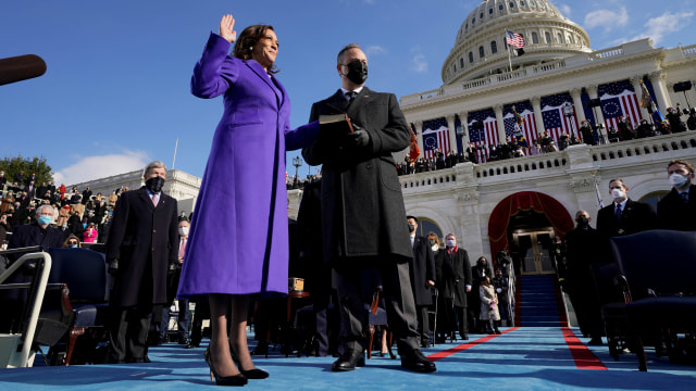Wakil Presiden terpilih Amerika Serikat Kamala Harris dilantik sebagai Wakil Presiden Amerika Serikat di Front Barat Capitol AS di Washington, AS, Rabu (20/1). Foto: Andrew Harnik/Pool/REUTERS