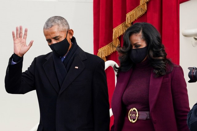 Mantan Presiden ke-44 Amerika Serikat Barack Obama dan istrinya Michelle Obama menghadiri pelantikan Presiden terpilih ke-46 Amerika Serikat Joe Biden di Gedung Capitol, Washington DC, AS, Rabu (20/1). Foto: Kevin Lamarque/REUTERS
