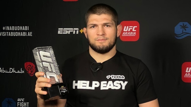 Khabib dan trofi Submission of the year. Foto: Instagram khabib nurmagomedov