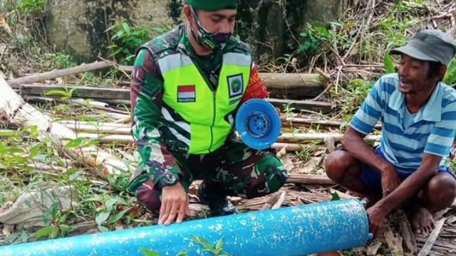 Babinsa setempat saat melihat benda diduga drone bawah air bersama warga yang ditemukan di Anambas, Kepri. Foto: Istimewa