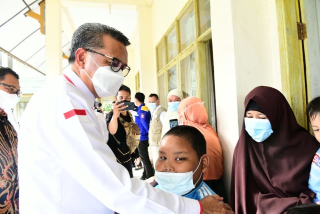 Ratusan warga di Sulbar yang eksodus ke Makassar. Ditemui Gubernur Sulsel Nurdin Abdullah. Foto: Dok. Pemprov Sulsel