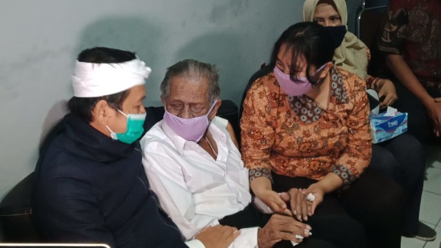 RE Koswara (tengah)  seorang ayah yang digugat anaknya di Bandung. Foto: Dok. Istimewa