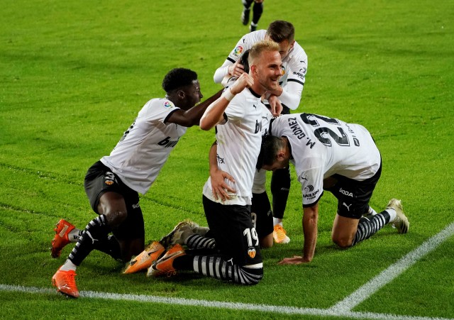 Selebrasi pemain Valencia saat melawan Real Madrid di Mestalla, Valencia, Spanyol. Foto: Juan Medina/Reuters