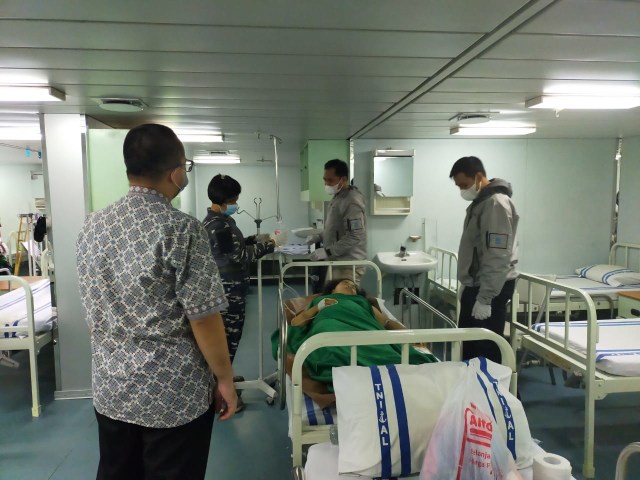 Penanganan korban gempa Mamuju di dalam KRI dr Soeharso-990. Foto-foto: Dispen Koemada II