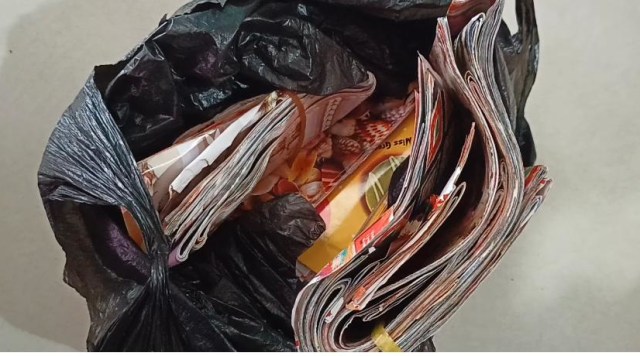 Sejumlah uang mainan yang dibungkus dalam kantong plastik hitam. Foto: Dok Hi!Pontianak.