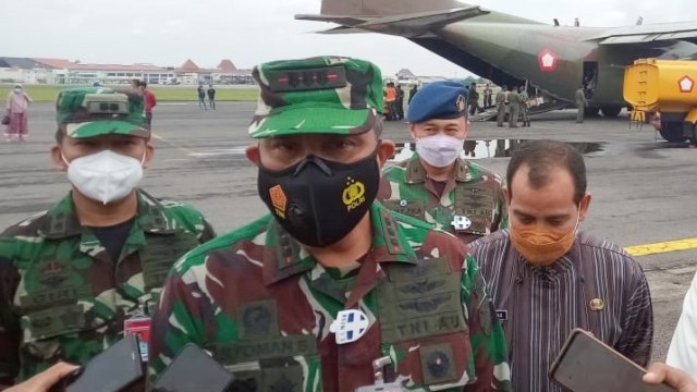 Danlanud Adi Soemarmo Kolonel Nav I Nyoman Suadnyana menyambut kedatangan 54 korban selamat gempa Sulbar yang eksodus ke Jateng. Foto: Dok. Istimewa