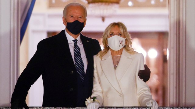 Presiden AS Joe Biden dan ibu negara Jill Biden menyaksikan kembang api dari balkon Gedung Putih setelah pelantikannya sebagai Presiden ke-46 Amerika Serikat, AS, Rabu (20/1). Foto: Tom Brenner/REUTERS