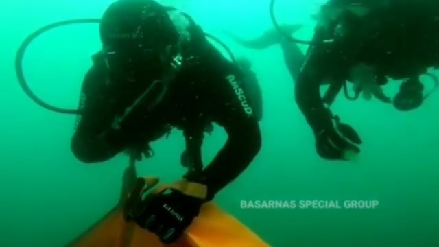 Gambar: Para penyelam melakukan proses pencarian human remains, material pesawat, dan Cockpit Voice Recorder (CVR) Sriwijaya Air SJ 182 yang jatuh di perairan Kepulauan Seribu pada Sabtu, (9/1/2021). (sumber: instagram @sar_nasional)