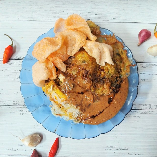 Ketoprak telur dadar ala Pak Dayat, Kuningan Timur, Jakarta Selatan Foto: Azalia Amadea/Kumparan