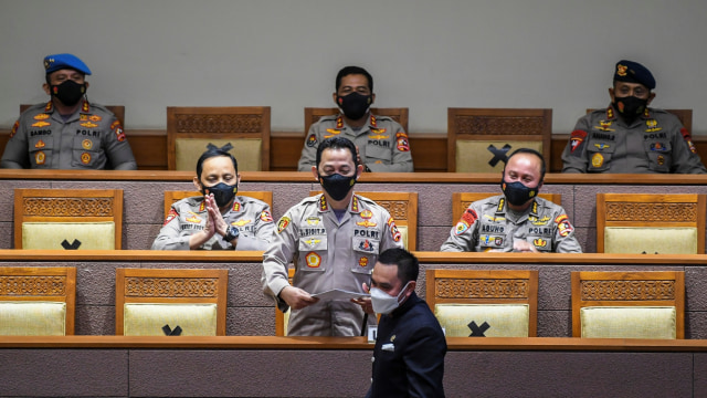Calon Kapolri Komjen Pol Listyo Sigit Prabowo (depan kiri) menerima laporan hasil uji kelayakan dan kepatutan calon Kapolri dari Wakil Ketua Komisi III DPR Ahmad Sahroni saat sidang paripurna di kompleks Parlemen, Jakarta, Kamis (21/1). Foto: Galih Pradipta/ANTARA FOTO