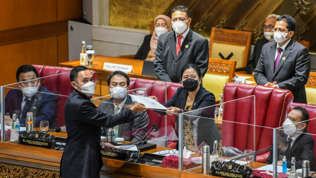 Ketua DPR Puan Maharani (kedua kanan) dan jajaran saat sidang paripurna. Foto: Galih Pradipta/ANTARA FOTO