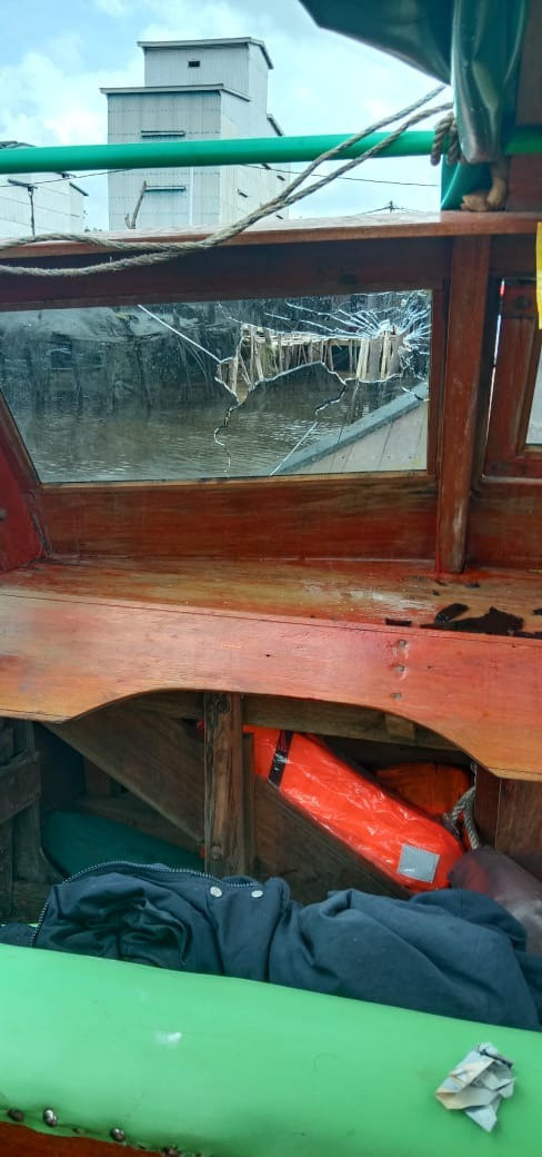 KACA bagian depan kapal cepat pecah ditembus peluru dan mengenai tubuh Haji Permata.