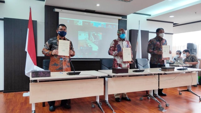Penandatanganan MoU Bank BRI dan PT LEN terkait pembiayaan PLTS Atap. Foto: Dewan Energi Nasional (DEN)