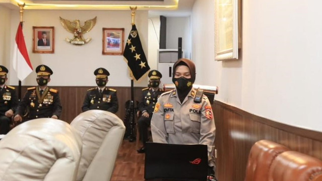 Iptu Novita Rindi (kanan), Polwan berjilbab pendamping Komjen Listyo Sigit. Foto: Dok. Pribadi