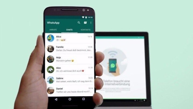 Ilustrasi Menggunakan WhatsApp Web. Sumber: Somagnews.com