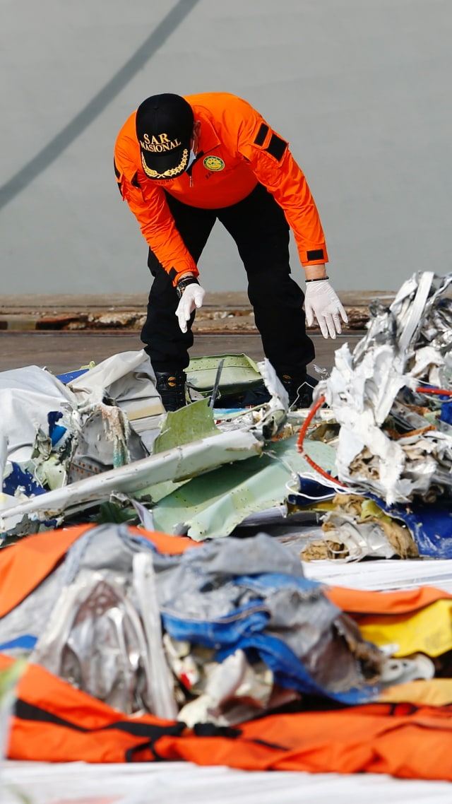 Anggota tim SAR memeriksa bagian pesawat Sriwijaya Air SJ-182 di Dermaga JICT II, Pelabuhan Tanjung Priok, Jakarta Utara, Kamis (21/1). Foto: Ajeng Dinar Ulfiana/REUTERS
