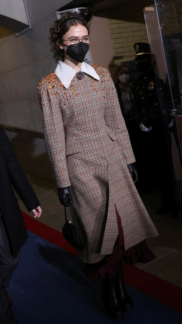 Anak tiri dari Wakil Presiden Terpilih Kamala Harris Ella Emhoff tiba untuk pelantikan Joe Biden sebagai Presiden AS ke-46 di Capitol AS di Washington, DC, Rabu (20/1). Foto: OLIVIER DOULIERY/AFP
