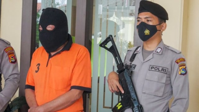 Petugas kepolisian mendampingi tersangka pelanggar Undang-Undang Perlindungan Anak yang merupakan mantan anggota DPRD NTB berinisial AA dalam konferensi pers di Mapolresta Mataram, NTB, Kamis (21/1).  Foto: Dhimas B.P/ANTARA
