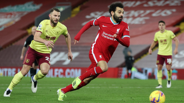 Pemain Liverpool Mohamed Salah berusaha melewati hadangan pemain Burnley pada pertandingan lanjutan Premier League di Anfield, Liverpool, Inggris. Foto: Clive Brunskill/Pool/REUTERS