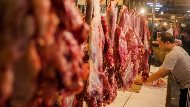 Pedagang berjualan daging sapi di Los Daging Pasar Ciroyom, Bandung, Jawa Barat, Jumat (22/1). Foto: Novrian Arbi/ANTARA FOTO
