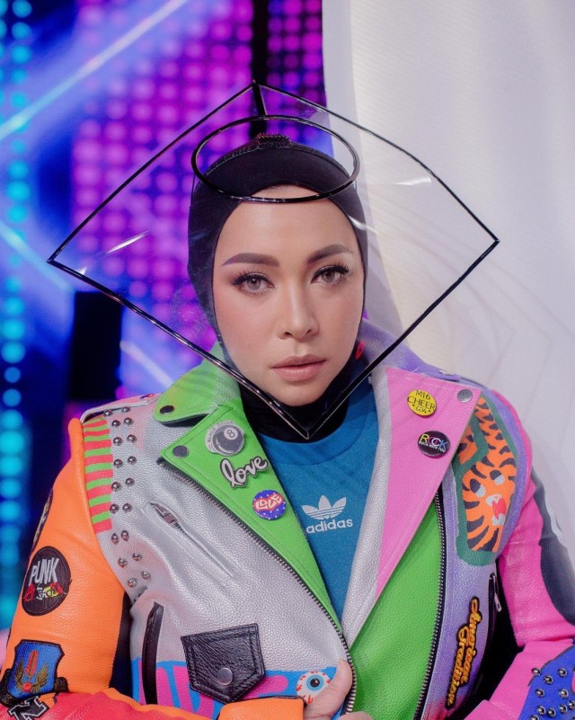 5 Artis Indonesia yang Tampil dengan Face Shield Unik, Termasuk Melly Goeslaw