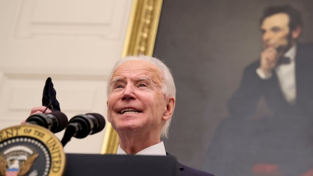 Presiden AS Joe Biden berbicara tentang rencana pemerintahannya untuk memerangi pandemi penyakit virus korona (COVID-19). Foto: REUTERS / Jonathan Ernst