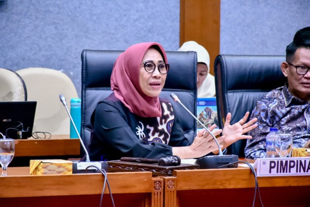 Wakil Ketua Komisi X DPR RI, Hetifah Sjaifudian saat memimpin rapat di Gedung Parlemen DPR RI