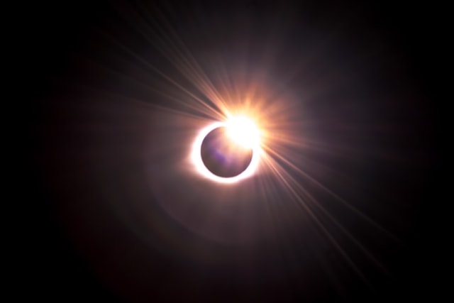 Potret Terjadinya Gerhana Matahari Cincin. Sumber: Justin Dickey-Unsplash.com