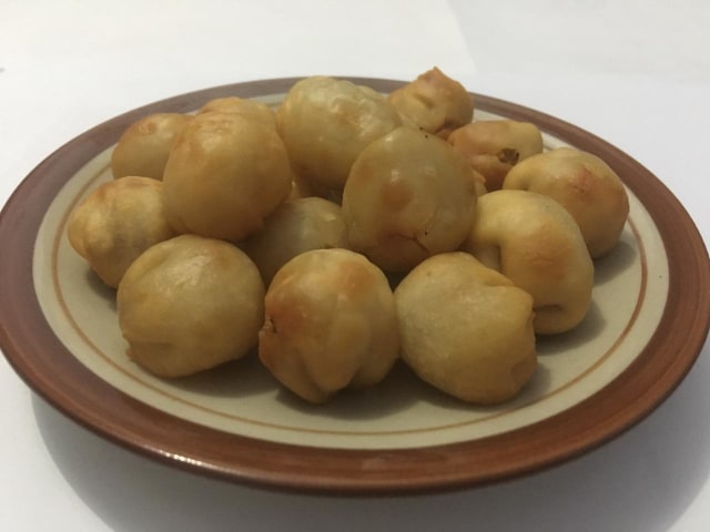 Jajanan khas Tegal, olos. (Foto: Ana Lainda)