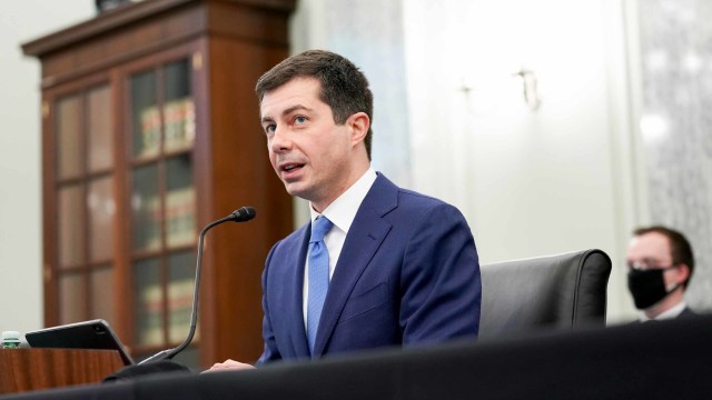 Pete Buttigieg, Menteri Transportasi AS. Foto: Stefani Reynolds/Pool via REUTERS