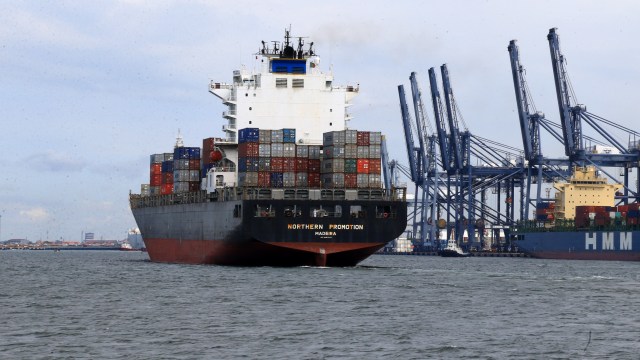 Kapal peti kemas memasuki area pelabuhan JICT. Foto: Aditia Noviansyah/kumparan