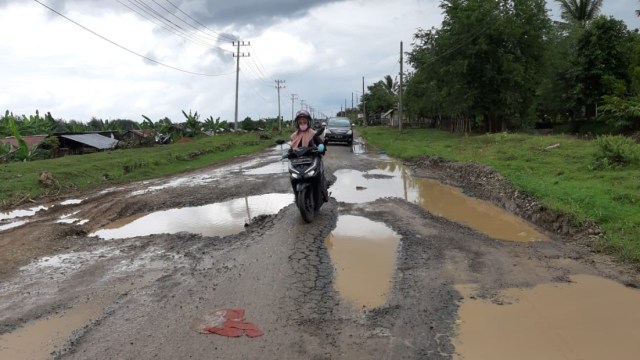 Jalan rusak di kawasan Cot Iri ke Limpok, Aceh Besar. Foto: Ali Manggeu untuk acehkini