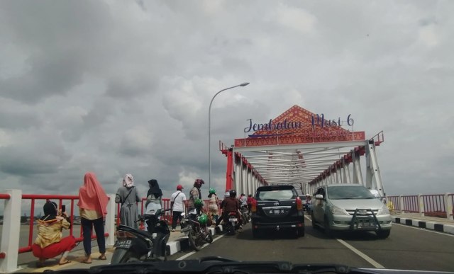 Parkir di badan jalan di Musi VI Palembang. (Foto Dok. Urban Id)
