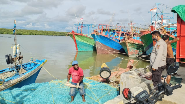 Nelayan Merauke diingatkan memperhatikan cuaca buruk dalam melaut. (Dok Polda Papua)