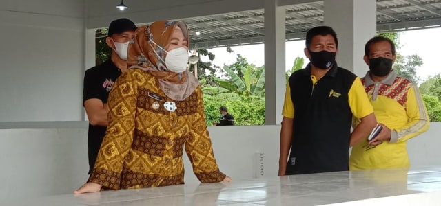 Bupati Kobar, Nurhidayah saat meninjau pembangunan pasar rakyat di Kelurahan Mendawai, Foto: IST