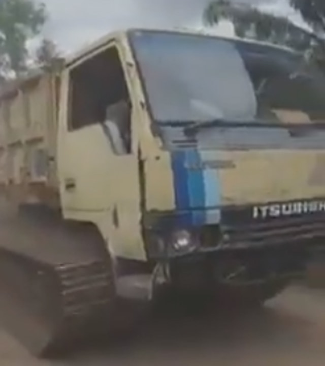 Truk jadi tank. (Foto: @kxwibisono/Twitter)
