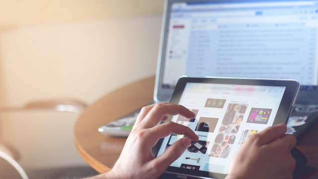 Sumber gambar : https://www.pexels.com/id-id/foto/orang-yang-menggunakan-ipad-35550/