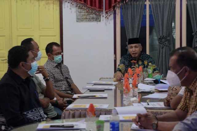 Gubernur Aceh Nova Iriansyah pada pertemuan terkait rencana pembangunan sejumlah venue pertandingan PORA XIV, yang berlangsung di Pendopo Bupati Pidie, Sabtu (23/1). Foto: Humas Setda Aceh