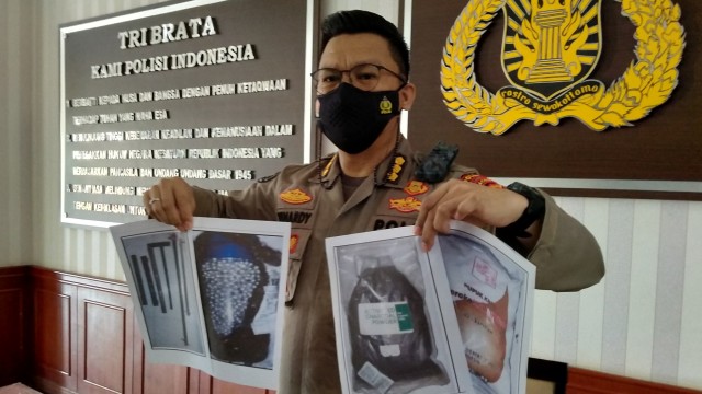 Kabid Humas Polda Aceh Kombes Pol Winardy memperlihatkan sejumlah foto barang bukti milik terduga teroris pasca penangkapan di Banda Aceh, Aceh, Sabtu (23/1). Foto: Zuhri Noviandi/kumparan