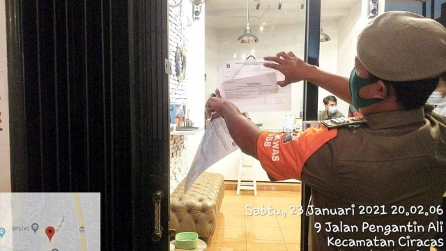 Satpol PP DKI Jakarta Kecamatan Ciracas melaksanakan patroli pengawasan dan penindakan ketentuan PSBB di tempat usaha restoran, rumah makan, kafe dan sejenisnya. Foto: Instagram/@satpolpp.dki